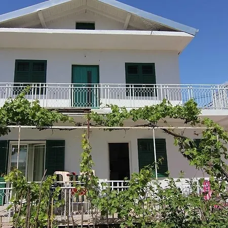 Zora Appartamento Pirovac